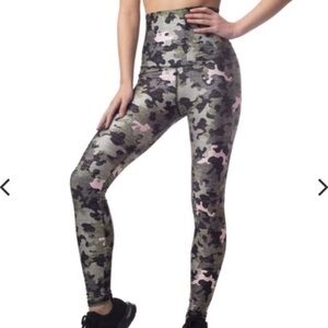 Emily Hsu Hero Sneaker Camo Leggings Size Small